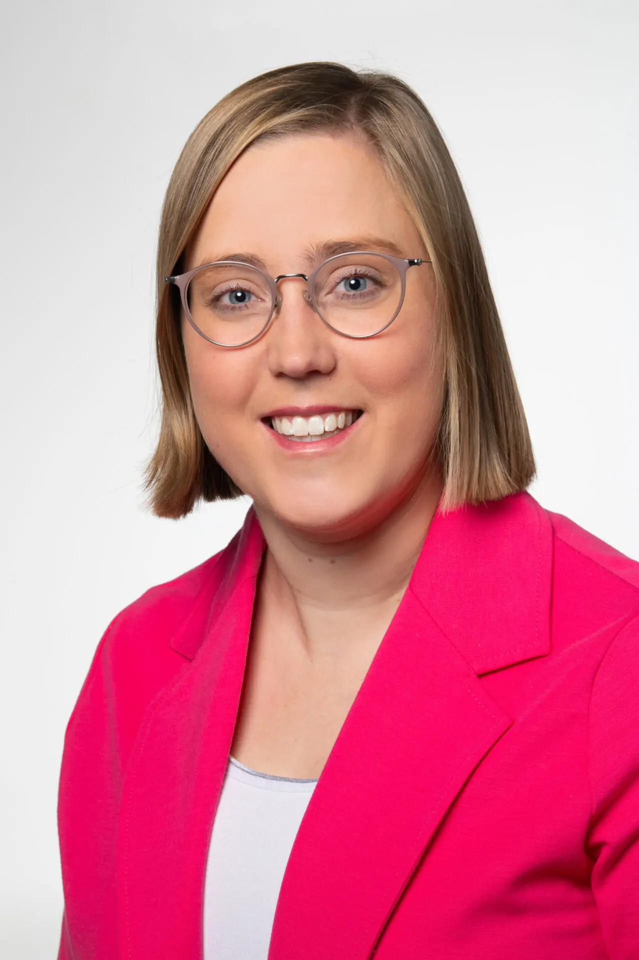 Porträt von Verholen Pia: Eine Frau mit kurzen blond-braunen Haaren, runder Brille.